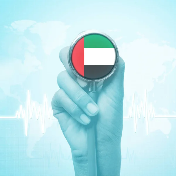 Estetoscopio de mano con bandera de Emiratos Árabes Unidos . — Foto de Stock