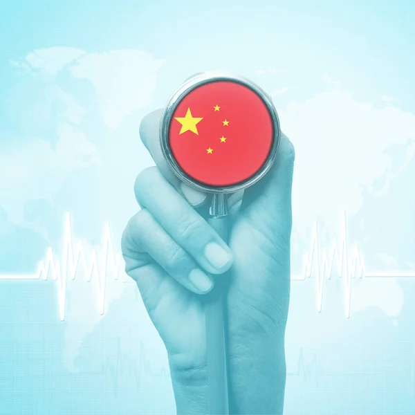 中国の国旗で聴診器を持って医師の手. — ストック写真