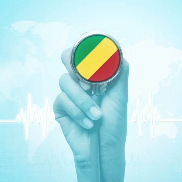 Hand hält Stethoskop mit Republik-Kongo-Flagge. — Stockfoto
