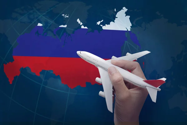 Руки, що тримає літак з мапу Росії. — стокове фото