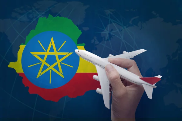エチオピアの地図が付いている飛行機を持っている手. — ストック写真