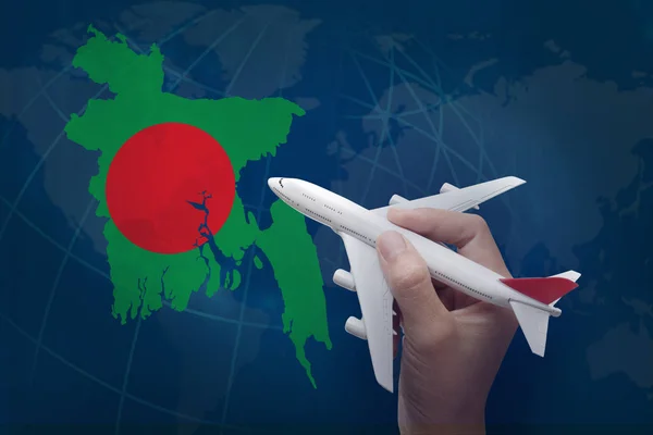 手拿着飞机与孟加拉国地图. — 图库照片
