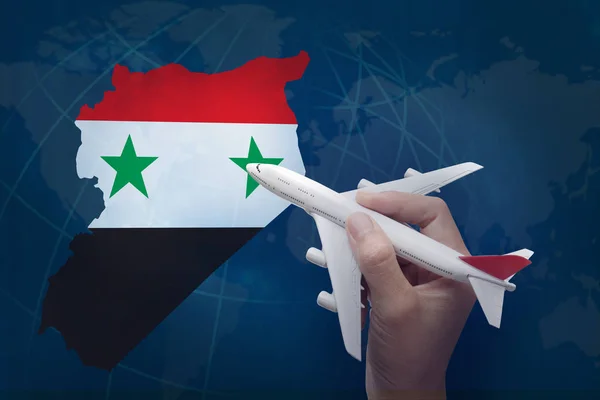 Suriye Haritası ile uçak tutan el. — Stok fotoğraf