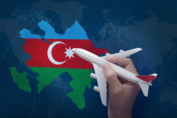Tangan memegang pesawat dengan peta Azerbaijan . — Stok Foto