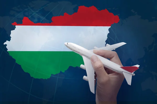 手拿着飞机与匈牙利地图. — 图库照片