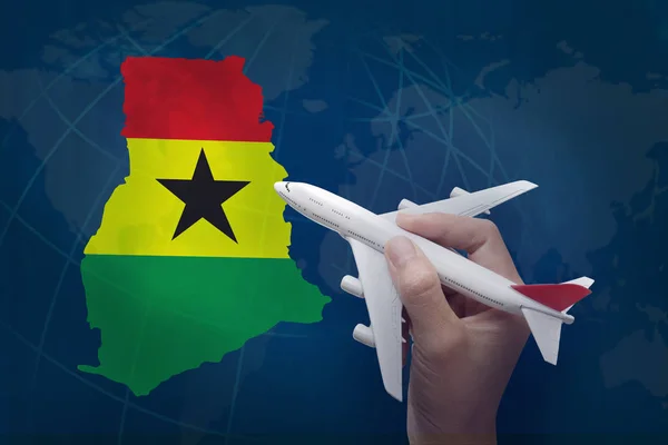 Handhaltendes Flugzeug mit Ghanakarte. — Stockfoto