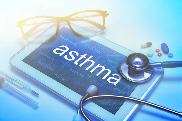 Kata asma pada layar tablet dengan peralatan medis di latar belakang — Stok Foto