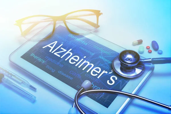 Parola del morbo di Alzheimer sullo schermo del tablet con attrezzature mediche sullo sfondo — Foto Stock