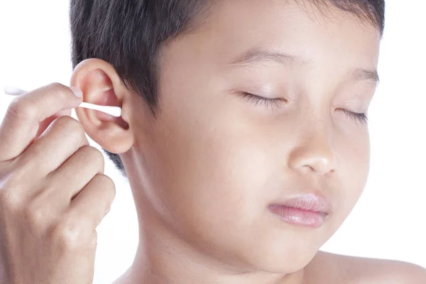 Kleiner Junge putzt sich sein Ohr. — Stockfoto