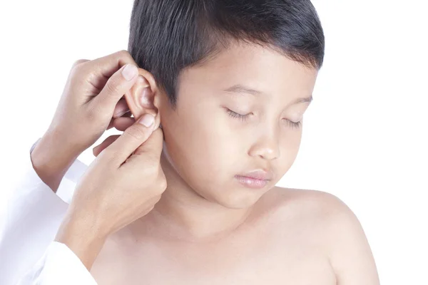 Docteur examinant les oreilles du petit garçon . — Photo