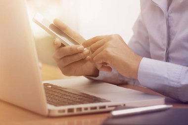 Mobil akıllı telefon ve dizüstü bilgisayar o kullanarak elinde yakın çekim