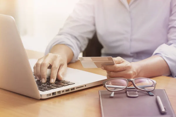 Mujer de negocios manos con tarjeta de crédito y el uso de la célula inteligente ph —  Fotos de Stock