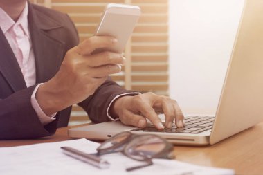 Eller iş kadın mobil akıllı telefon ve dizüstü hesaplama kullanma