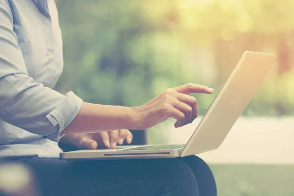 Femme d'affaires utilisant un ordinateur portable au bureau à la maison. ton de couleur vintage — Photo