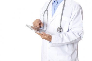 Doktor stetoskop ile dijital tablet holding.