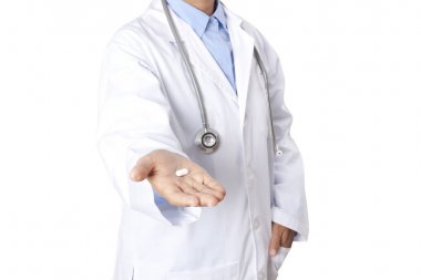 Kadın doktor bir hap holding.