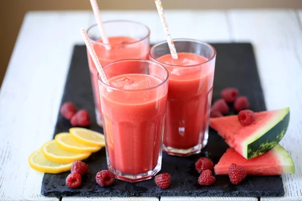 Smothie con sandía, frambuesas y leche de coco — Foto de Stock