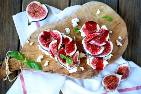 Figs, goat cheese & sypup on toast — Stock Photo, Image