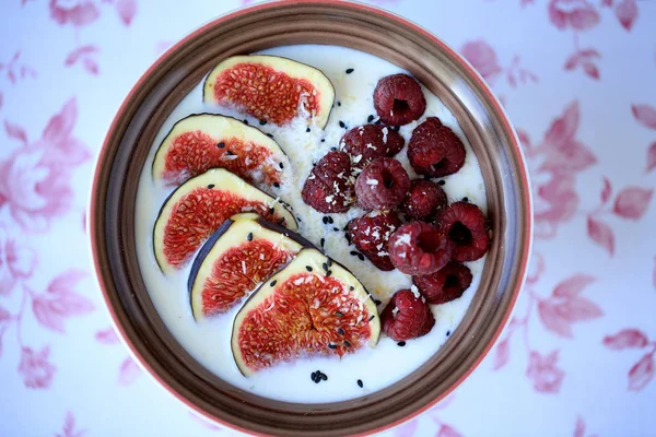 Delicious smoothie bowl with granola, figs & raspberries — Stock Photo, Image