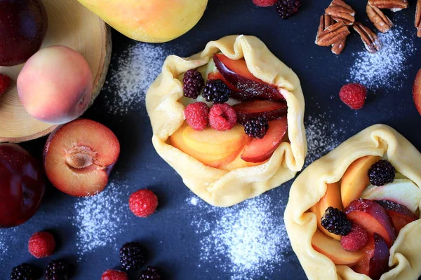 Uncooked galette with fresh fruits & berries — Stock Photo, Image