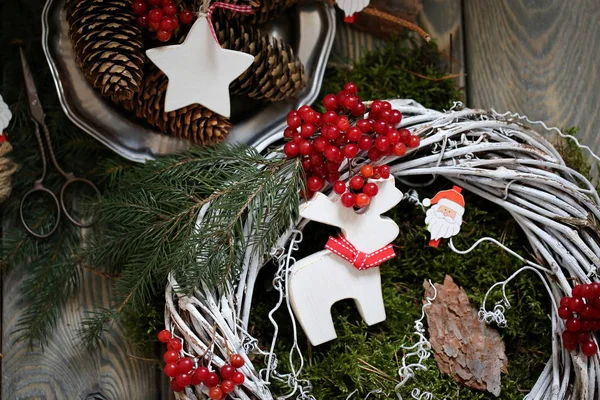 Grinalda decoração de Natal com figuras e bagas — Fotografia de Stock