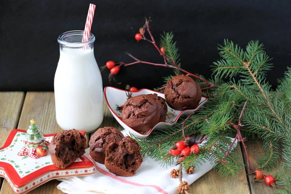 Домашние кексы с шоколадными капельками и молоком — стоковое фото