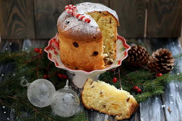 Panettone, сладкий типичный итальянский рождественский хлеб — стоковое фото