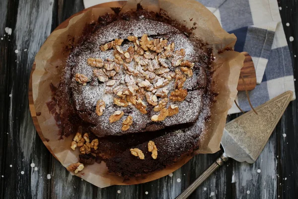 Koyu çikolata ve ceviz ile ev yapımı kek — Stok fotoğraf