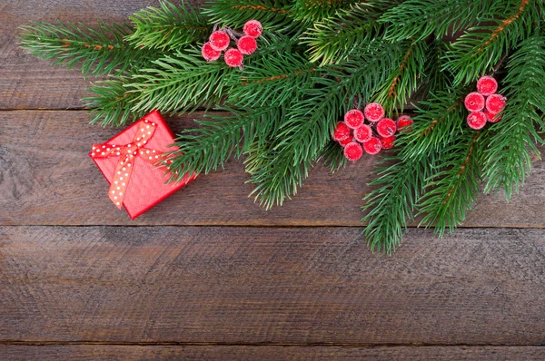 Regalo di Natale, decorazioni e ramo d'albero sulla tavola di legno. Buon Natale a tutti. Copia spazio — Foto Stock