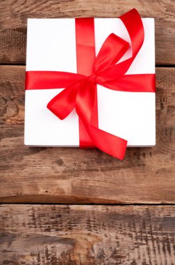 Noel hediyesi rustik ahşap arka plan üzerinde. Hediye kutusu