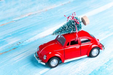 Minyatür kırmızı araba ile Noel ağacı ahşap masa üzerinde. Noel arka plan. Tatil kartı