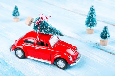 Minyatür kırmızı araba ile Noel ağacı ahşap masa üzerinde. Noel arka plan