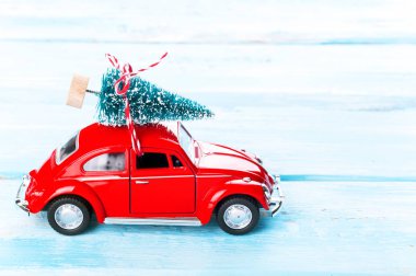 Minyatür kırmızı araba ile Noel ağacı ahşap masa üzerinde. Noel arka plan. Tatil kartı