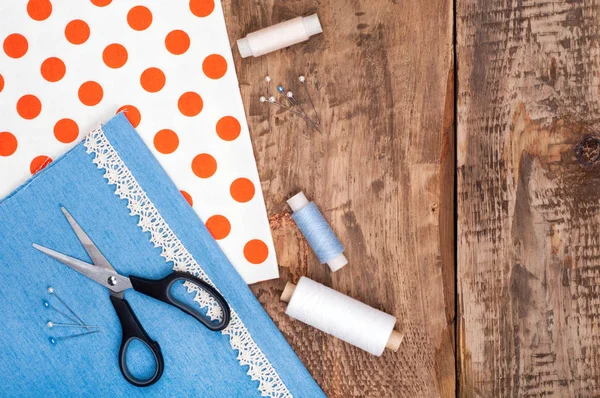 Handgefertigte und nähende Hintergrund. Stoff zum Nähen, Spitze und Accessoires zum Handarbeiten auf altem Holzgrund. Garnspulen, Scheren, Knöpfe, Nähmaterialien. Set für Handarbeiten — Stockfoto