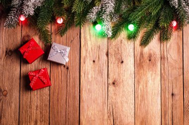 Dekorasyon ve renkli ışıklar, koyu ahşap arka plan üzerinde hediye kutuları ile Noel ağacı. Noel arka plan. Tatil hediye. Kopya alanı