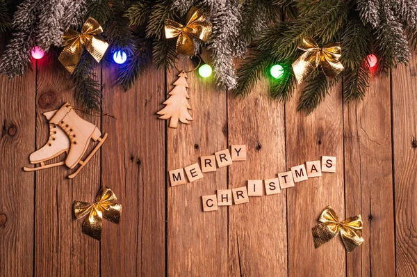 Árbol de abeto de Navidad con decoración y luces de colores navideños sobre fondo de madera oscura — Foto de Stock