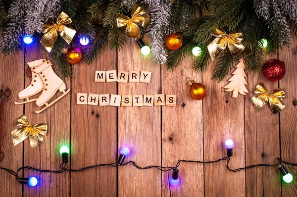 Kerstboom met decoratie en kleurrijke lichten op donkere houten achtergrond. Kerstmis achtergrond — Stockfoto