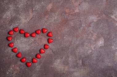 Sevgiliye arka plan. Karanlık taş zemin üzerine kırmızı kalp. Uzay kopyalayın. Sevgililer kavramı
