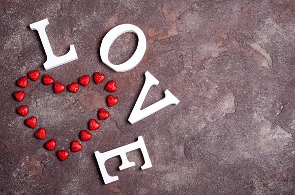 Valentine de achtergrond. Rood hart en liefde op donkere stenen achtergrond. Valentine concept. Vakantie kaart — Stockfoto