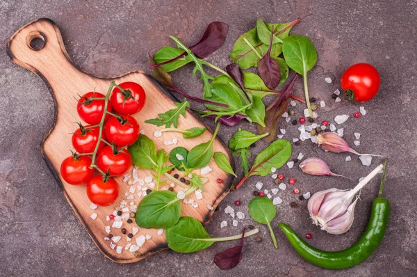 Verse biologische tomaten, mix-salade en kruiden. Gewichtsverlies, gezonde levensstijl en dieet concept. Koken salade — Stockfoto