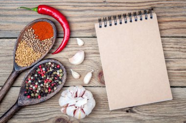 Baharat ve ahşap zemin üzerine sarımsak. Üstten Görünüm