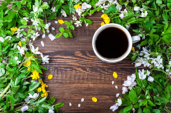 Filiżanka kawy i kwiaty na rustykalne drewniane tła. Wiosenny — Zdjęcie stockowe