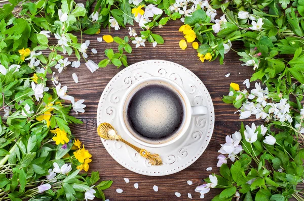 커피 컵과 봄 소박한 나무 바탕에 꽃. 봄 날 — 스톡 사진