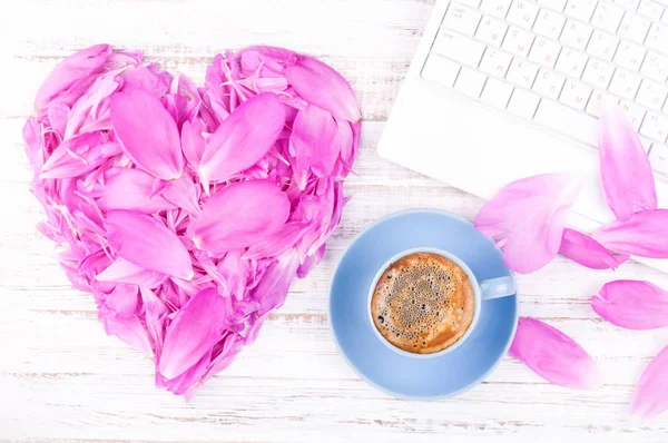 Piatto. Moda femminile home office vista dall'alto. Scrivania da tavolo da ufficio con tazza da caffè, laptop, petali di fiori su sfondo bianco. San Valentino — Foto Stock