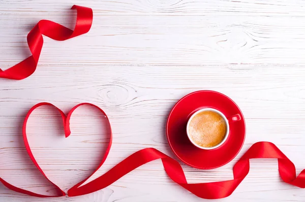 Фон Валентина с красным сердцем и чашкой кофе. Открытки на день Святого Валентина. Перерыв на кофе — стоковое фото