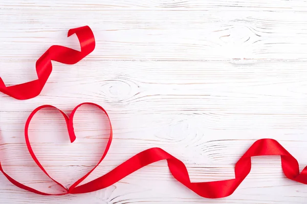 Fondo de San Valentín con corazón rojo. Forma del corazón a partir de cintas —  Fotos de Stock
