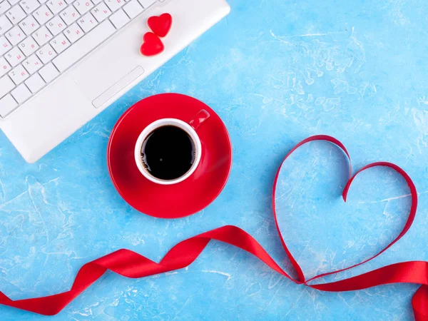 Fondo de San Valentín con corazón rojo, taza de café y portátil. Tarjeta de felicitación del día de San Valentín —  Fotos de Stock