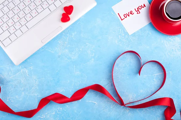 バレンタイン背景、赤のハート、コーヒー カップ、ノート パソコン。バレンタインの日のグリーティング カード。女性の職場 — ストック写真