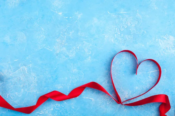 Fondo de San Valentín con corazón rojo. Forma del corazón a partir de cintas —  Fotos de Stock