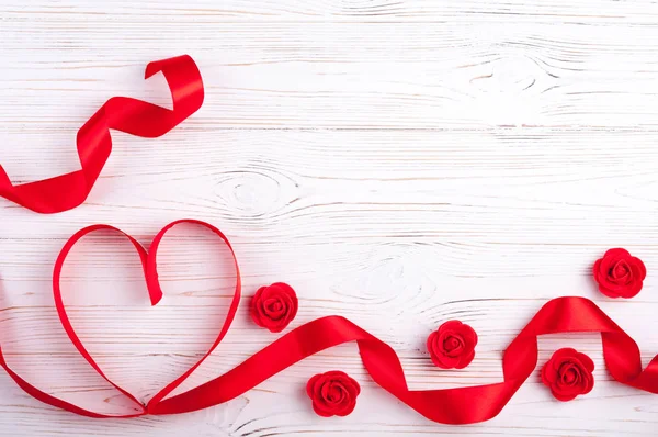 Fondo de San Valentín con corazón rojo y rosas. Forma de corazón de cintas. Tarjeta de felicitación del día de San Valentín —  Fotos de Stock